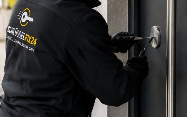 Schlüsseldienst aus Duisburg öffnet eine verschlossene Haustür